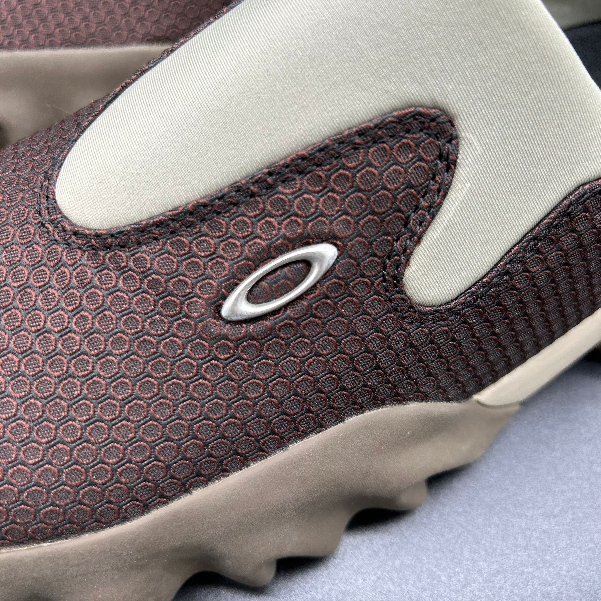 Oakley Factory Team Jacquard Chop Saw Mule – Brown/Cream – EU 43 / US 9.5 (New with Box)