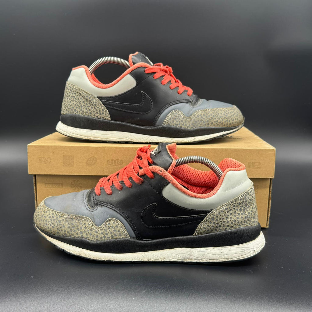 Nike Air Safari LE '09 – Dark Grey / Black / Storm / Crimson