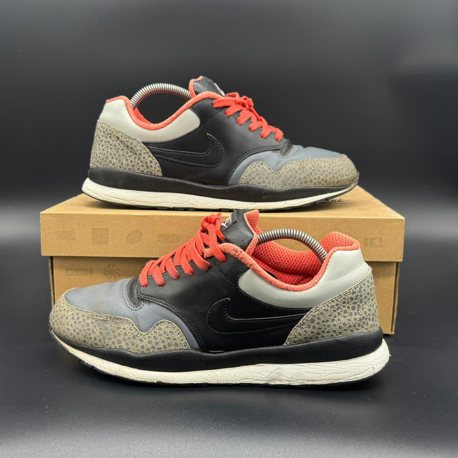 Nike Air Safari LE '09 – Dark Grey / Black / Storm / Crimson