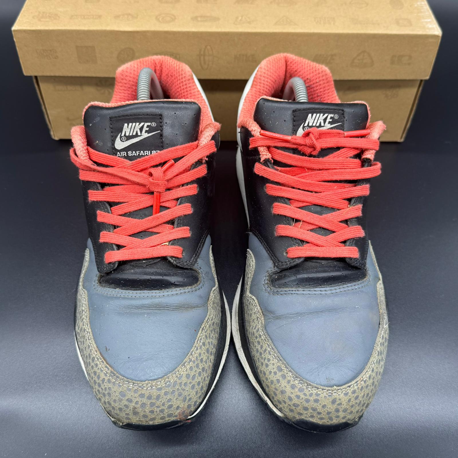 Nike Air Safari LE '09 – Dark Grey / Black / Storm / Crimson
