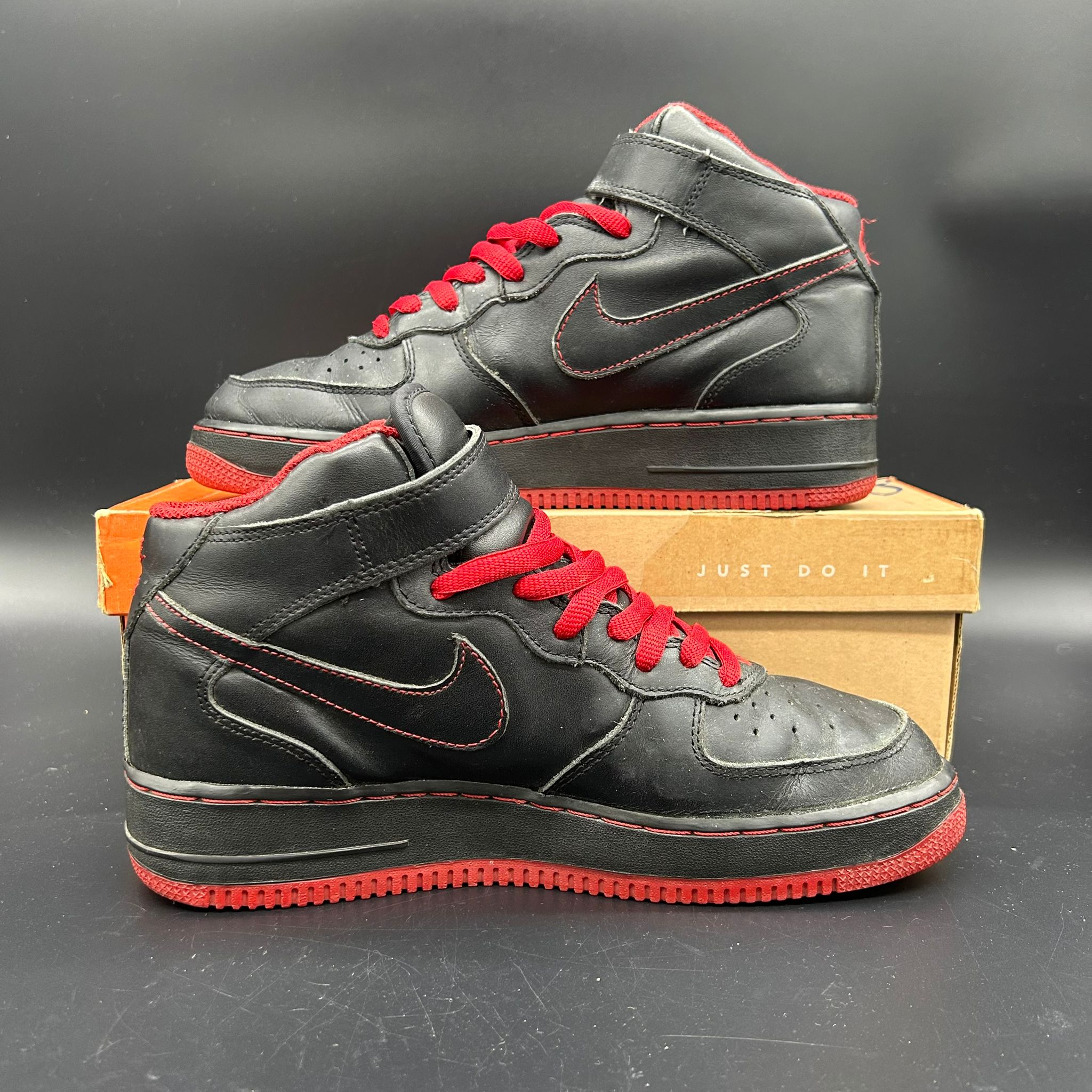 Nike Air Force 1 Mid Black/Varsity Red (2002) – Used