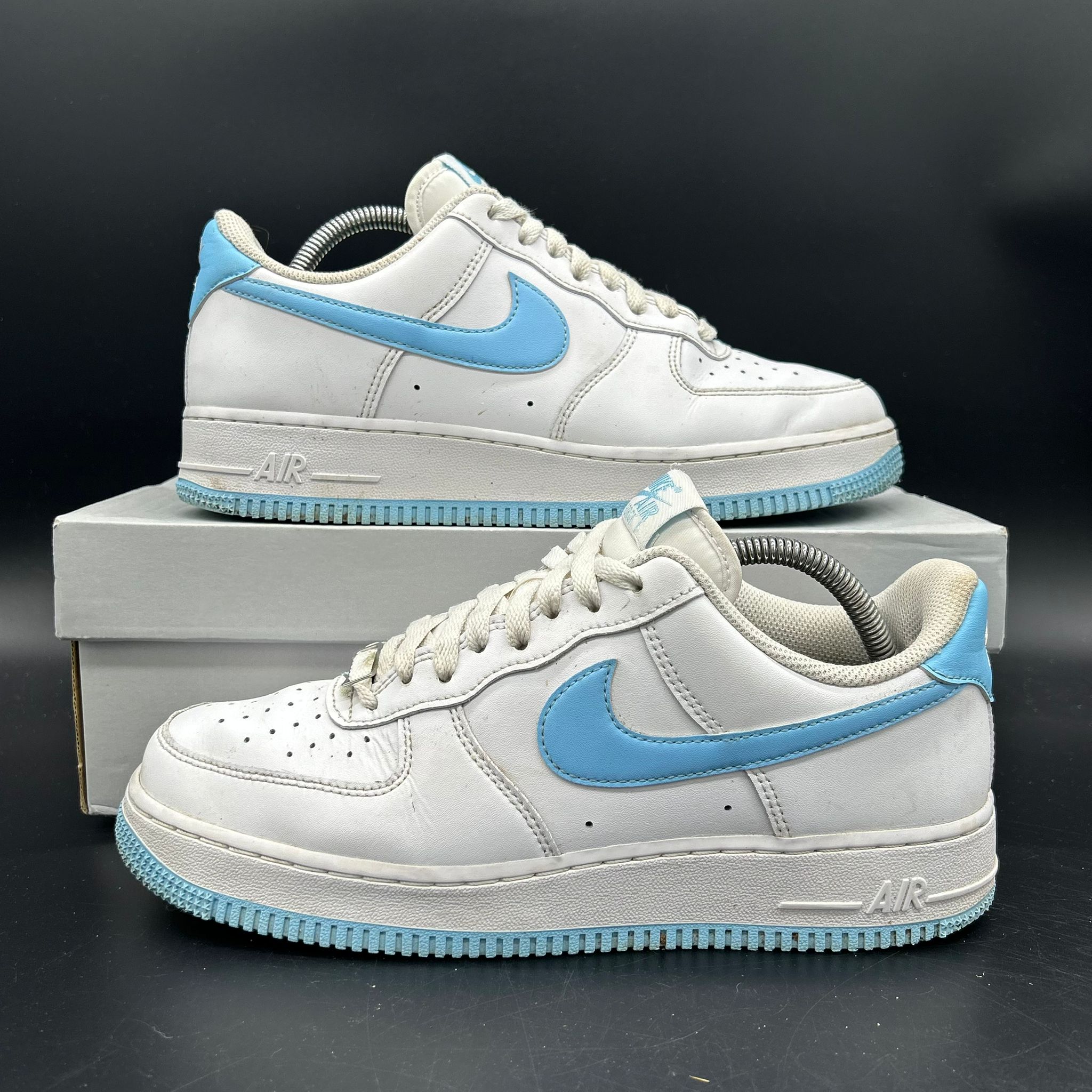 Nike Air Force 1 White University Blue - zijaanzicht paar