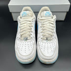 Nike Air Force 1 White University Blue - hiel detail slijtage