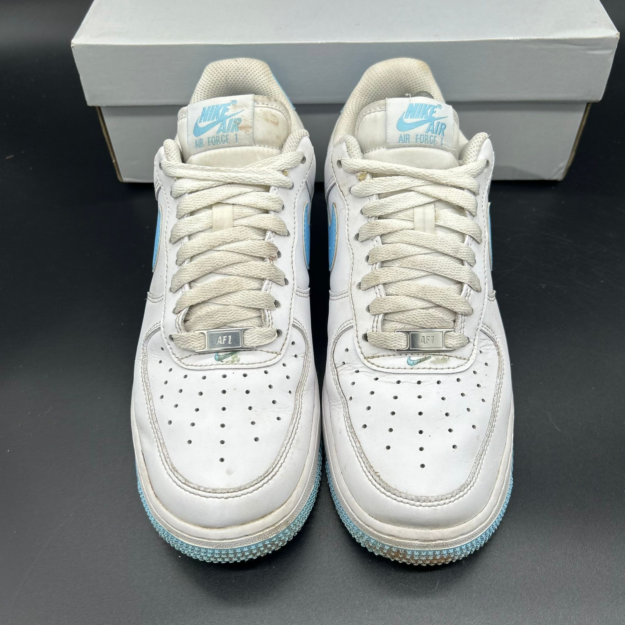 Nike Air Force 1 White University Blue - hiel detail slijtage